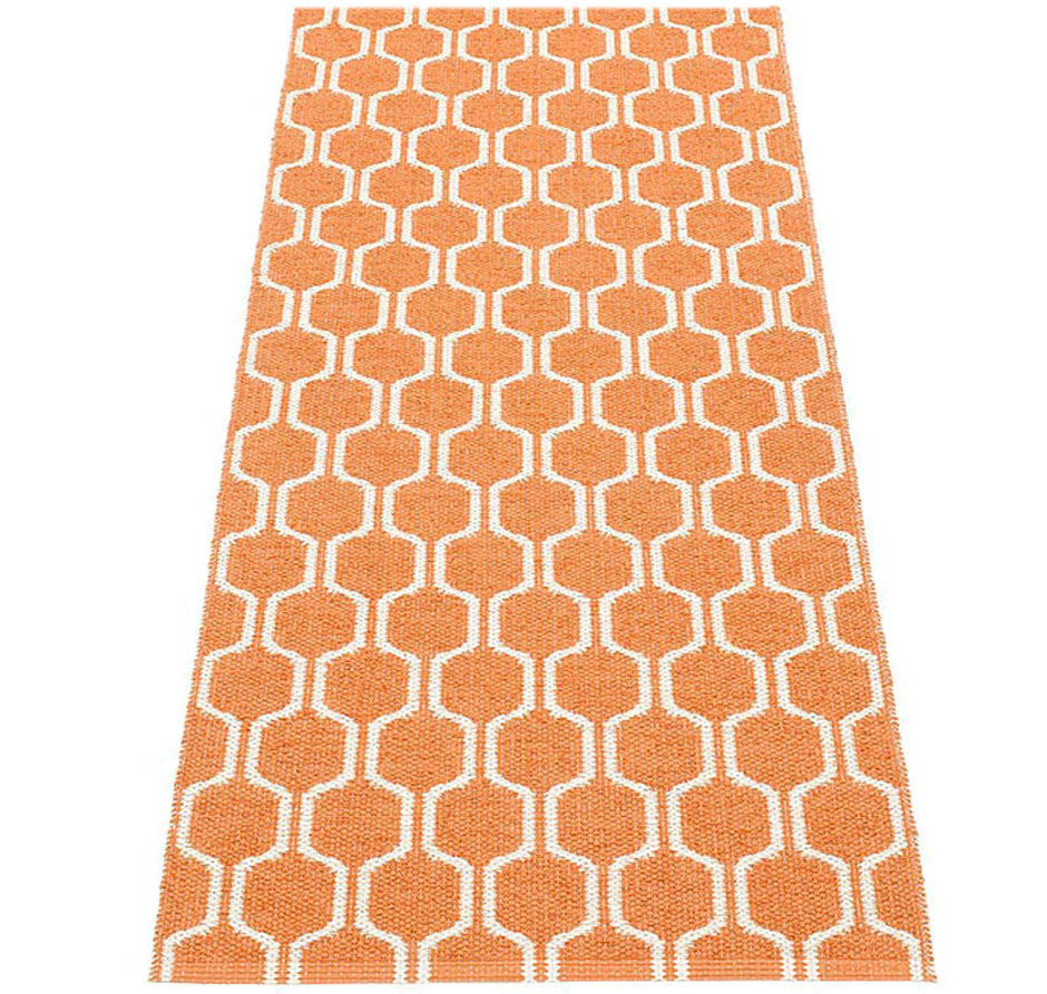 pappelina Ants Kunststoff-Teppich 70 x 180 cm orange/vanille